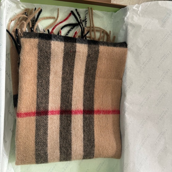 BURBERRY CASHMERE SCARF BRAND NEW NEVER WORN - Picture 7 of 7